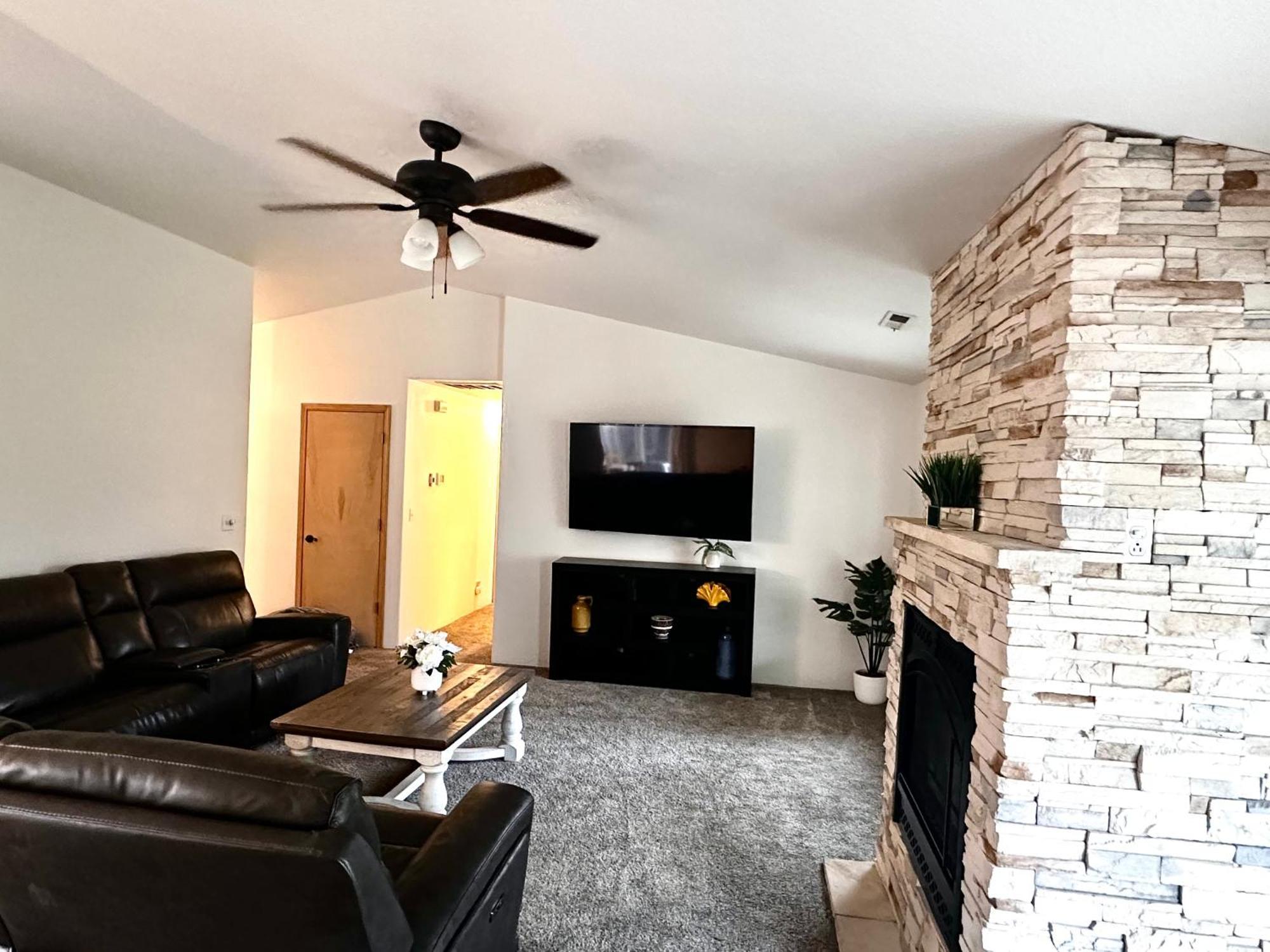 Villa Hot Tub! King Bed-Firepitt-Near Airport& Freeway Medford Exterior foto