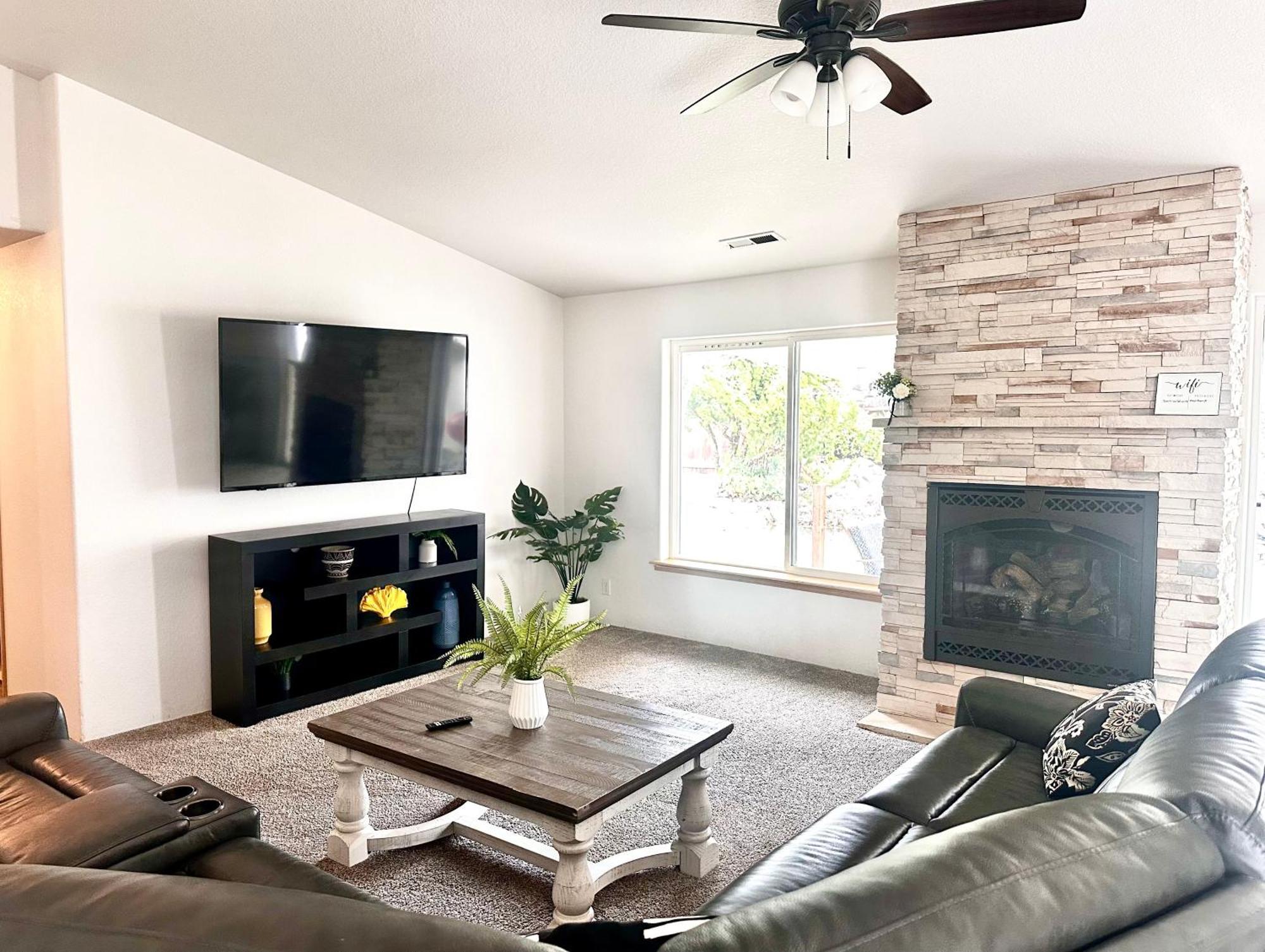Villa Hot Tub! King Bed-Firepitt-Near Airport& Freeway Medford Exterior foto