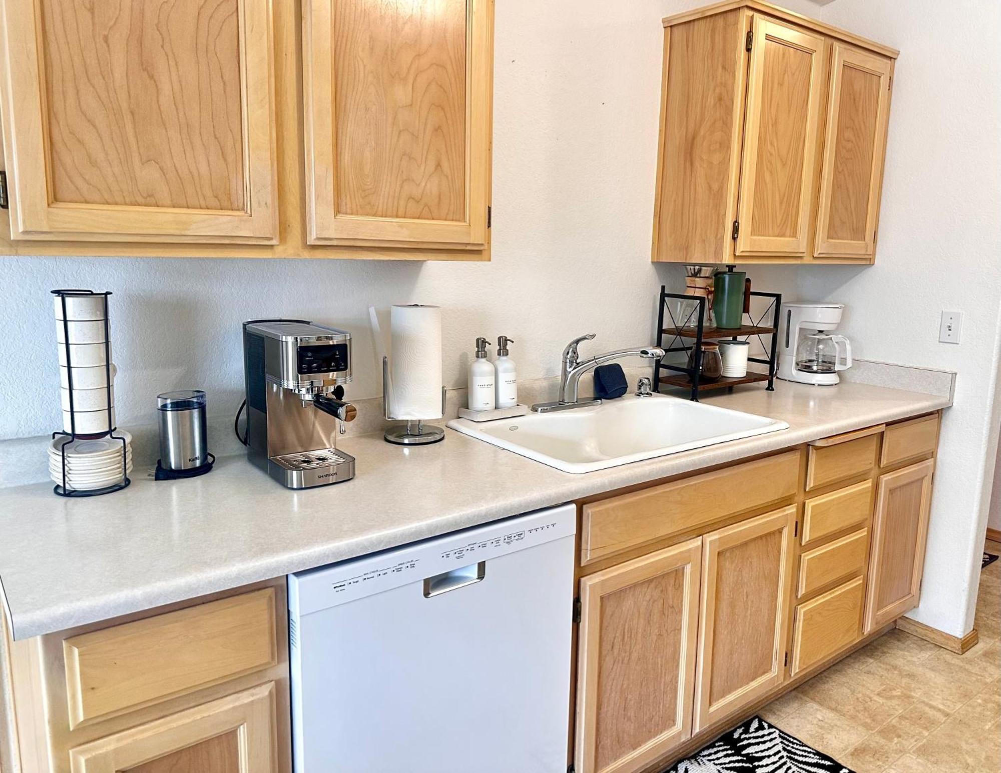 Villa Hot Tub! King Bed-Firepitt-Near Airport& Freeway Medford Exterior foto